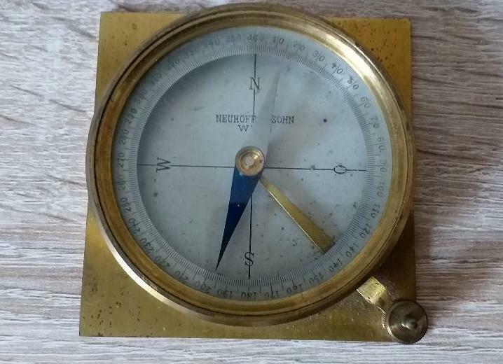 Antique brass compass Neuhofer & Sohn Wien end of 19th ct